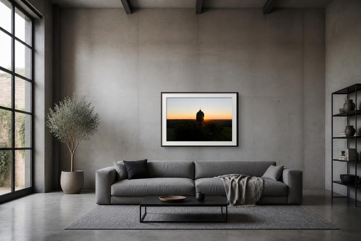 Gerahmter Print über einem Sofa im Loft, Wasserturm bei Sonnenuntergang