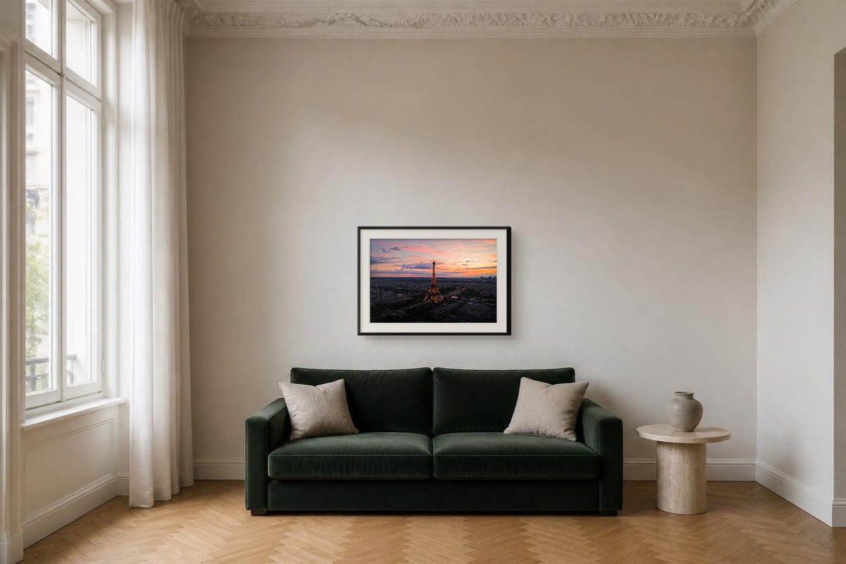 Fine-Art-Print mit weißem Passepartout im schwarzen Rahmen über einem Sofa, Visualisierung