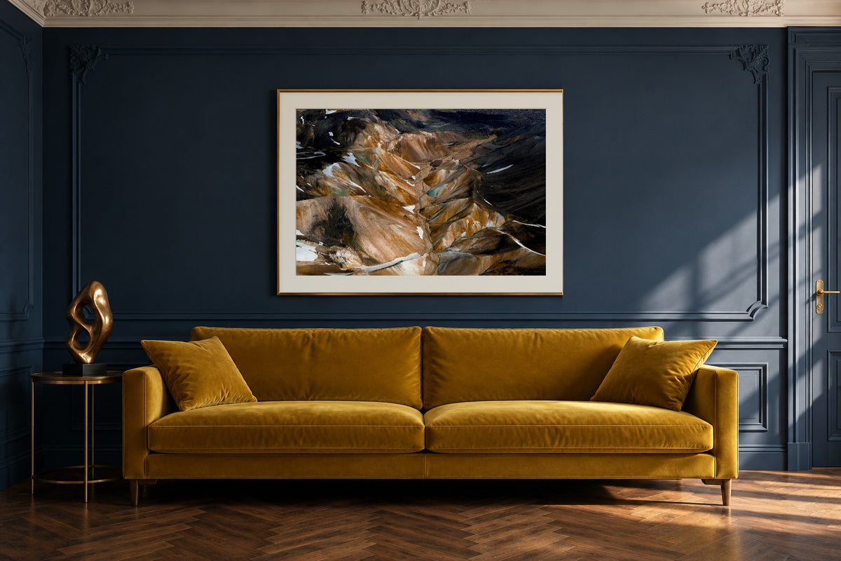 Farben als Fine Art Print 120 × 80 cm, Raumansicht Altbau. Visualisierung, Rahmen und Passepartout nicht im Lieferumfang.