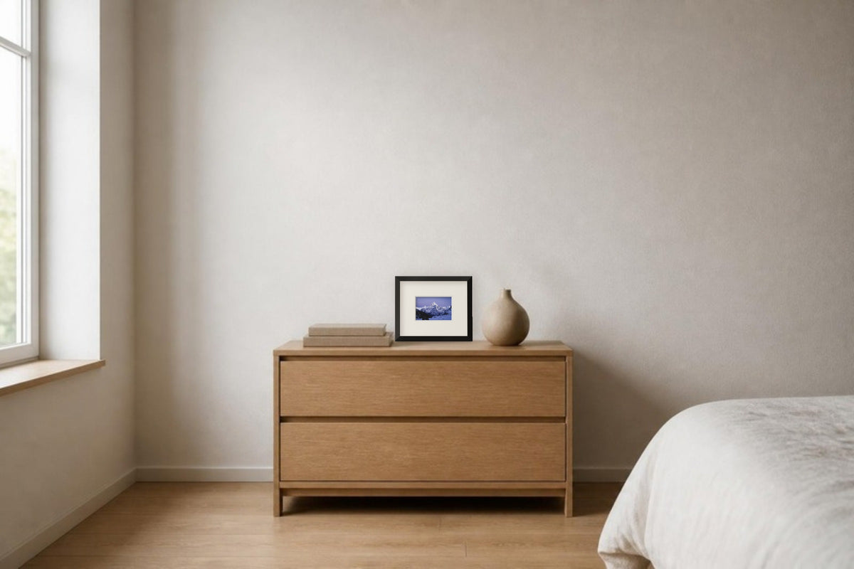 Abendlicht, Fine-Art-Fotografie, Raumansicht 15 × 10 cm auf einer Kommode im Schlafzimmer