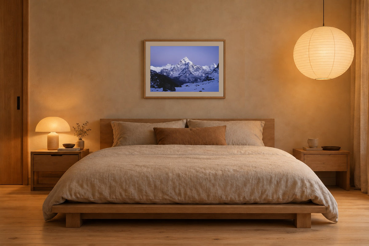 Abendlicht als Fine Art Print 60 × 40 cm, Raumansicht Schlafzimmer. Visualisierung, Rahmen und Passepartout nicht im Lieferumfang.