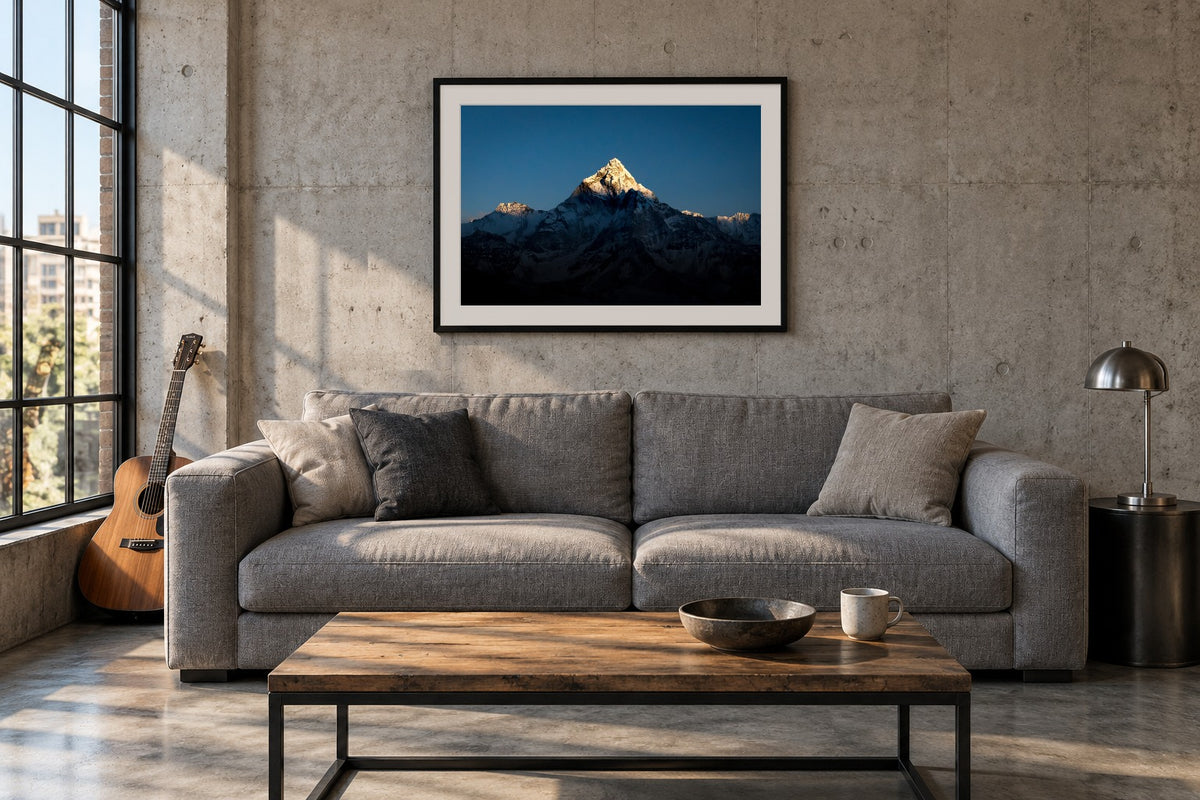 Majestät als Fine Art Print 120 × 80 cm, Raumansicht Loft. Visualisierung, Rahmen und Passepartout nicht im Lieferumfang.