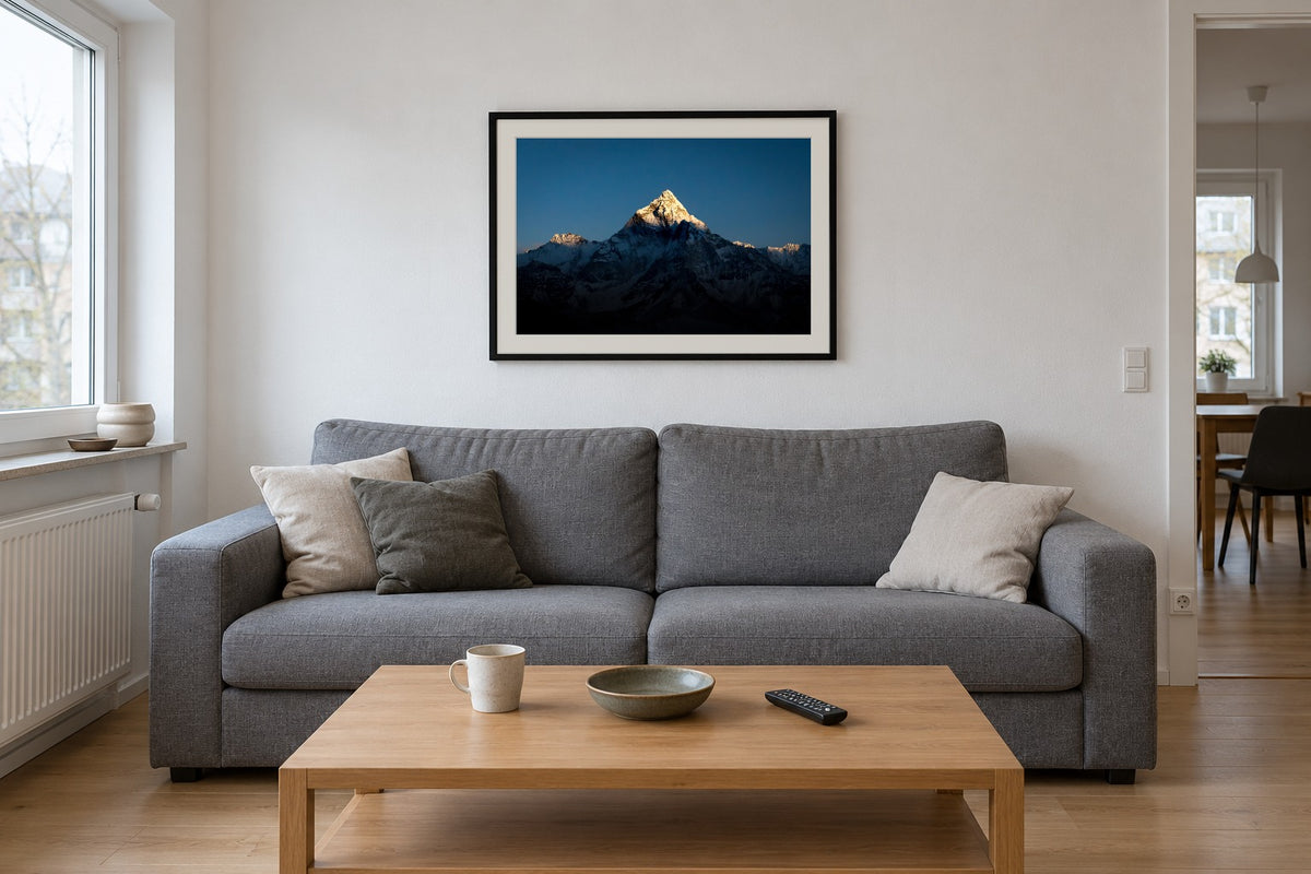 Majestät als Fine Art Print 60 × 40 cm, Raumansicht Wohnzimmer. Visualisierung, Rahmen und Passepartout nicht im Lieferumfang.