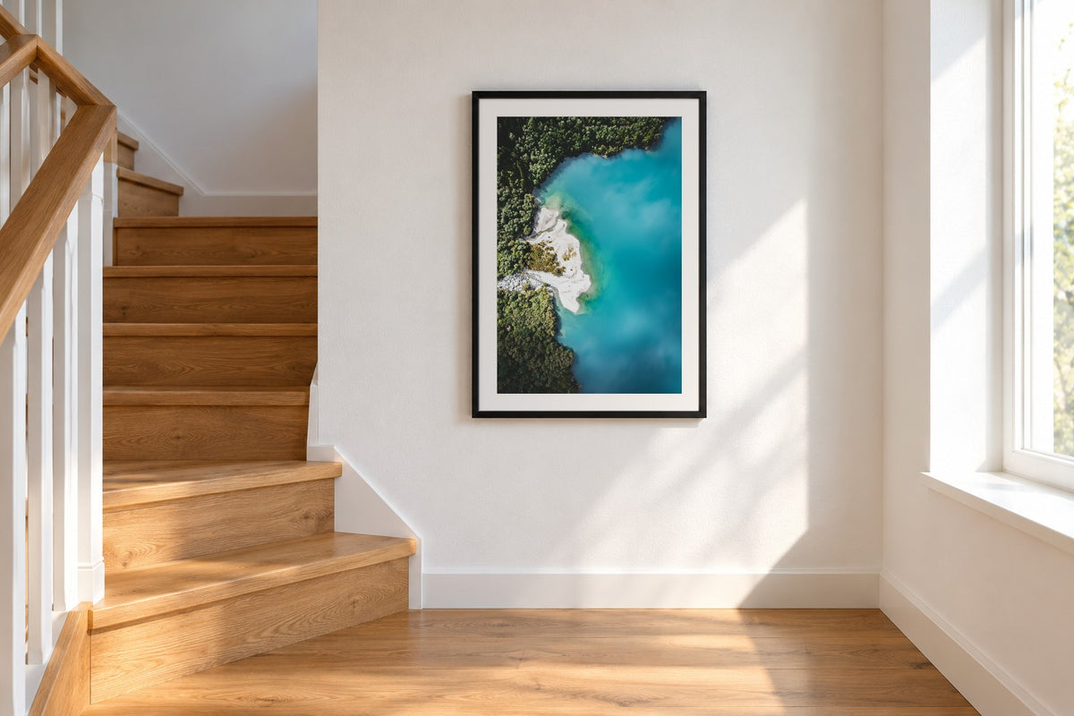 Smaragd als Fine Art Print 40 × 60 cm, Raumansicht Treppe. Visualisierung, Rahmen und Passepartout nicht im Lieferumfang.