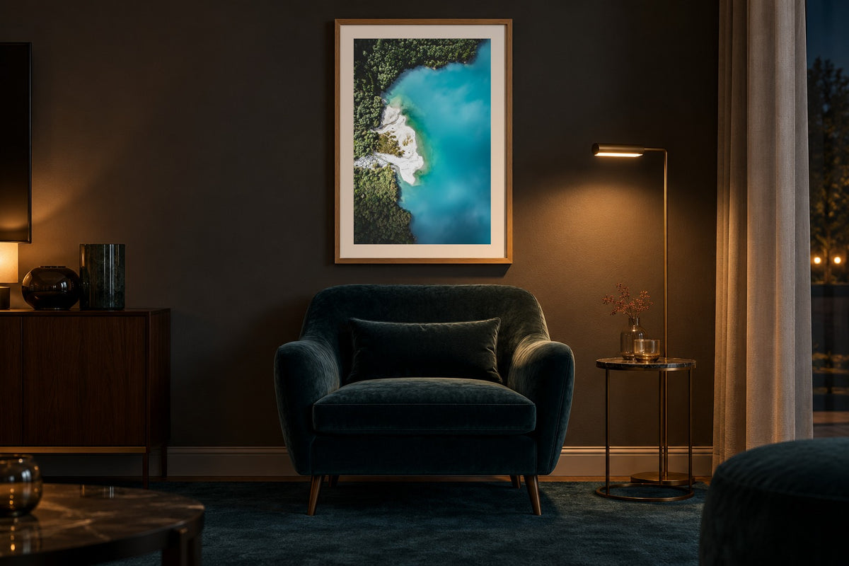 Smaragd als Fine Art Print 80 × 120 cm, Raumansicht Wohnzimmer. Visualisierung, Rahmen und Passepartout nicht im Lieferumfang.