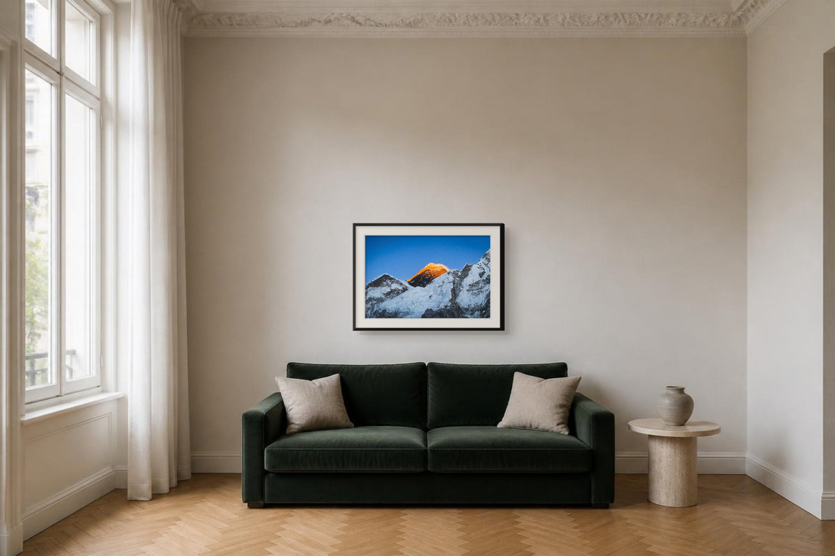 Dach der Welt, Fine-Art-Fotografie, Raumansicht 90 × 60 cm im Altbau