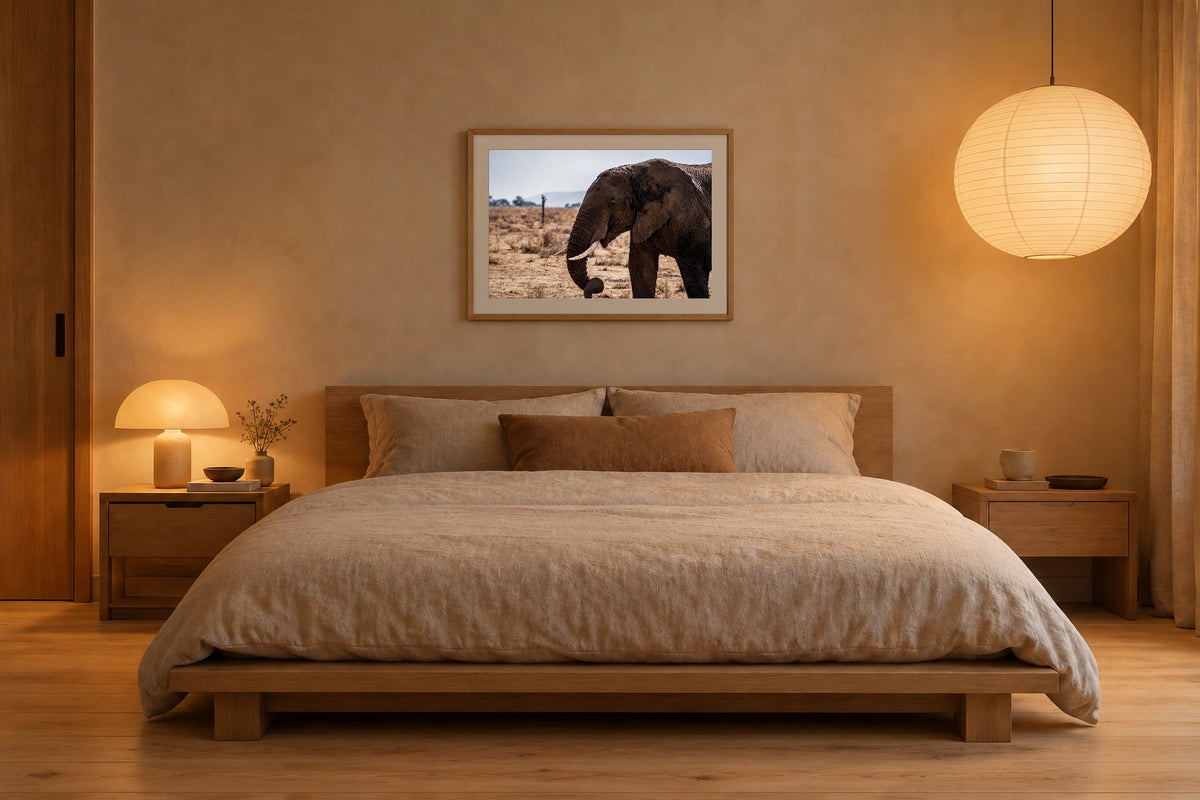 Gigant als Fine Art Print 60 × 40 cm, Raumansicht Schlafzimmer. Visualisierung, Rahmen und Passepartout nicht im Lieferumfang.
