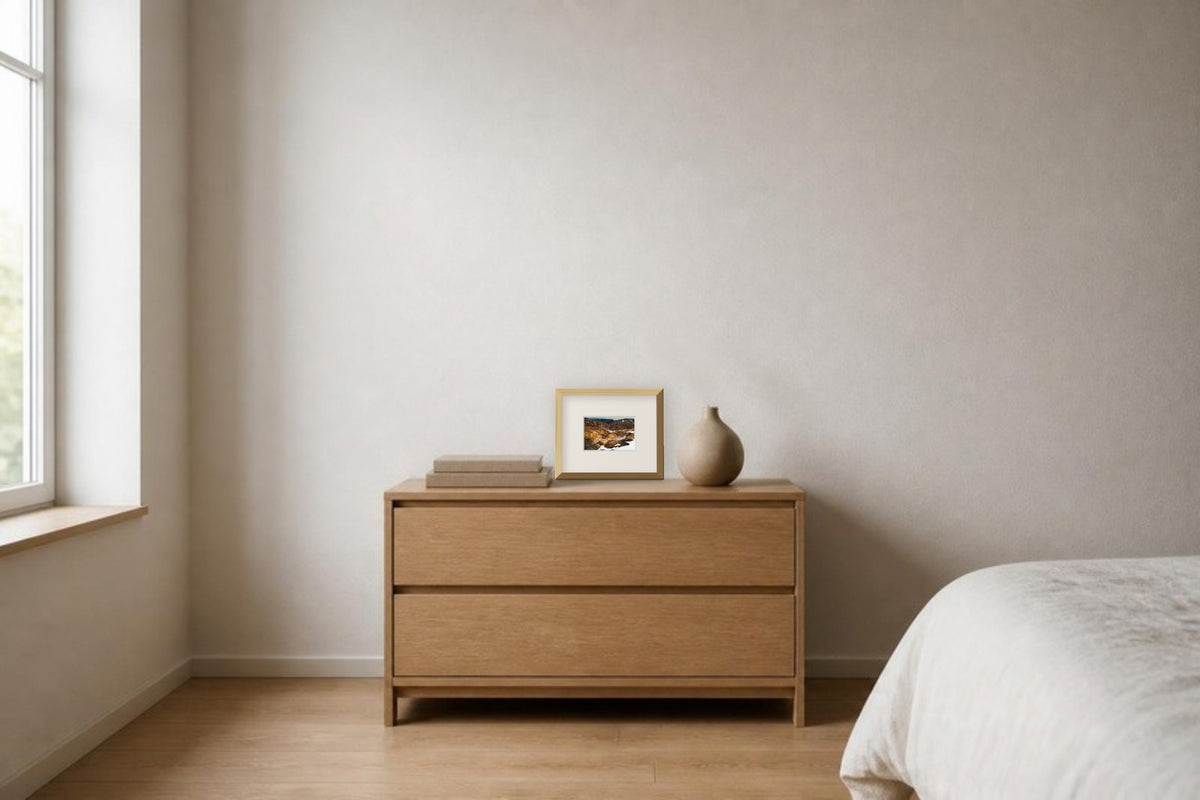 Elemente, Fine-Art-Fotografie, Raumansicht 15 × 10 cm auf einer Kommode im Schlafzimmer