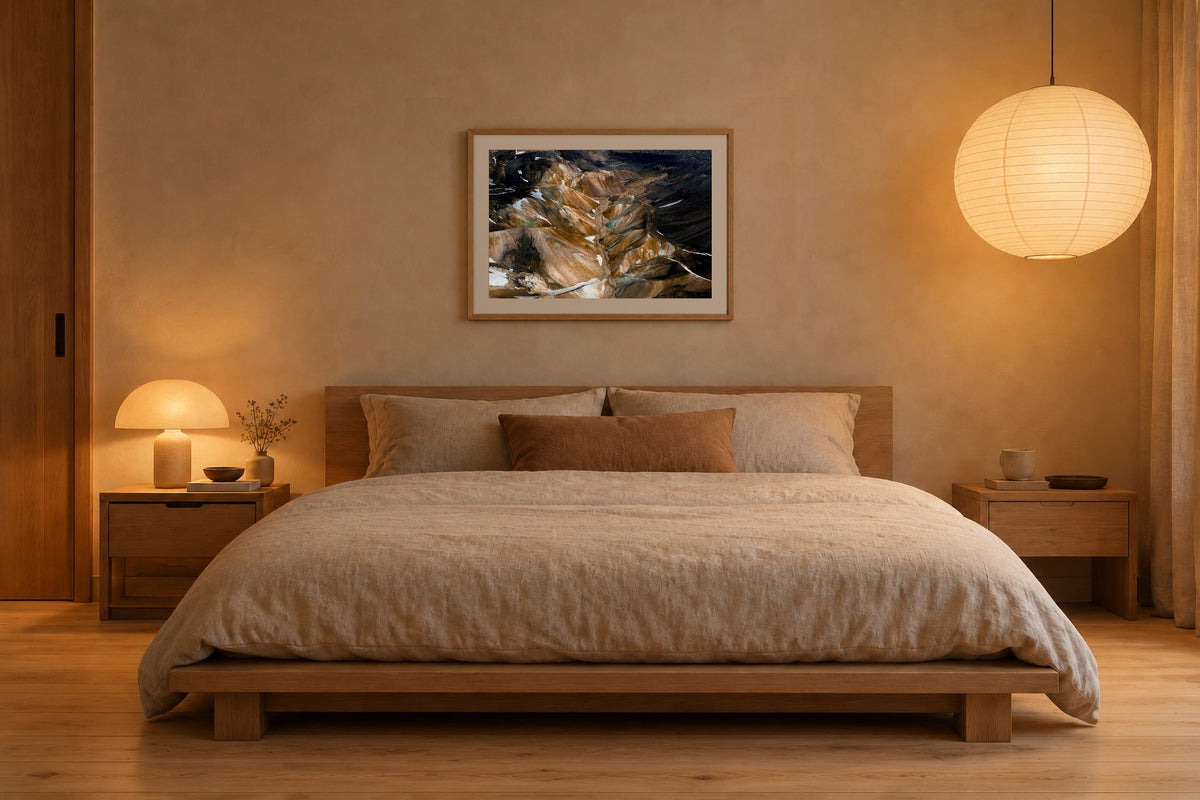 Farben als Fine Art Print 60 × 40 cm, Raumansicht Schlafzimmer. Visualisierung, Rahmen und Passepartout nicht im Lieferumfang.