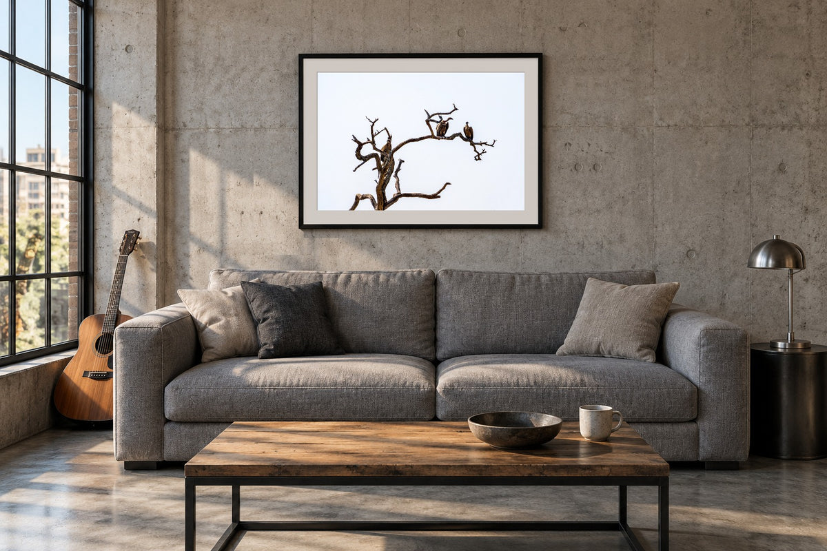 Wächter als Fine Art Print 120 × 80 cm, Raumansicht Loft. Visualisierung, Rahmen und Passepartout nicht im Lieferumfang.