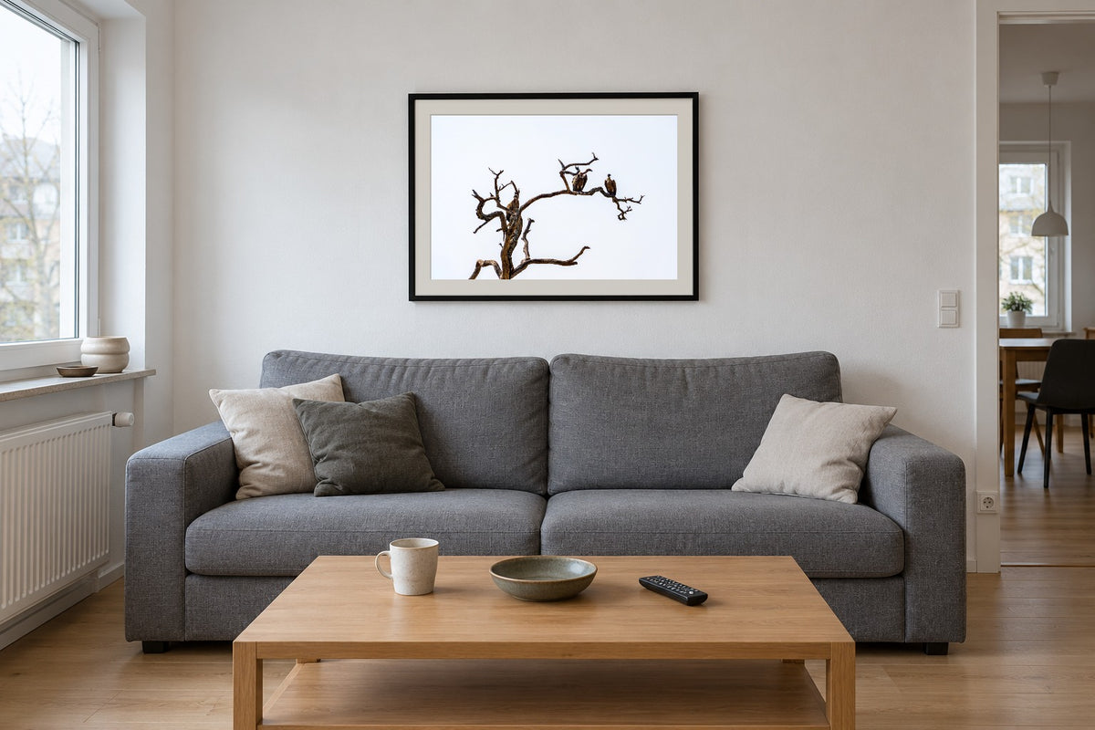 Wächter als Fine Art Print 60 × 40 cm, Raumansicht Wohnzimmer. Visualisierung, Rahmen und Passepartout nicht im Lieferumfang.