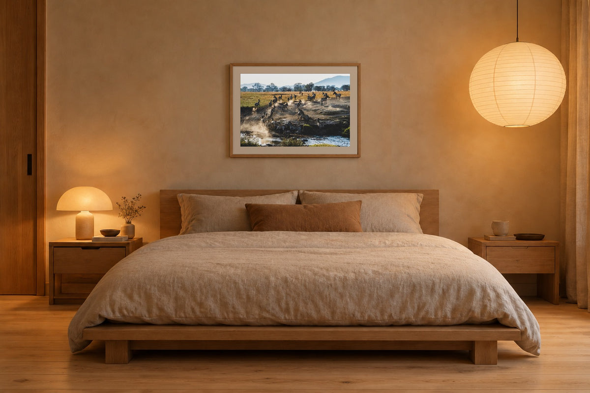 Herde als Fine Art Print 60 × 40 cm, Raumansicht Schlafzimmer. Visualisierung, Rahmen und Passepartout nicht im Lieferumfang.