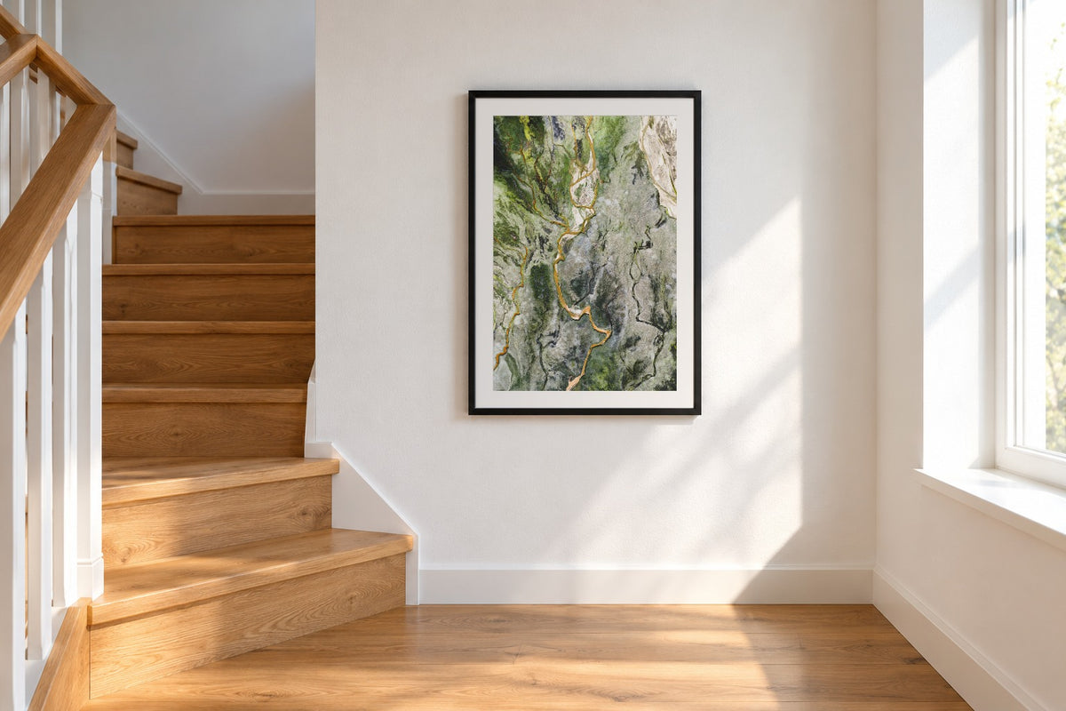 Strukturen als Fine Art Print 40 × 60 cm, Raumansicht Treppe. Visualisierung, Rahmen und Passepartout nicht im Lieferumfang.