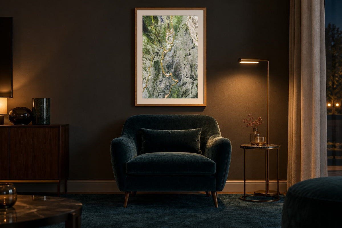 Strukturen als Fine Art Print 80 × 120 cm, Raumansicht Wohnzimmer. Visualisierung, Rahmen und Passepartout nicht im Lieferumfang.