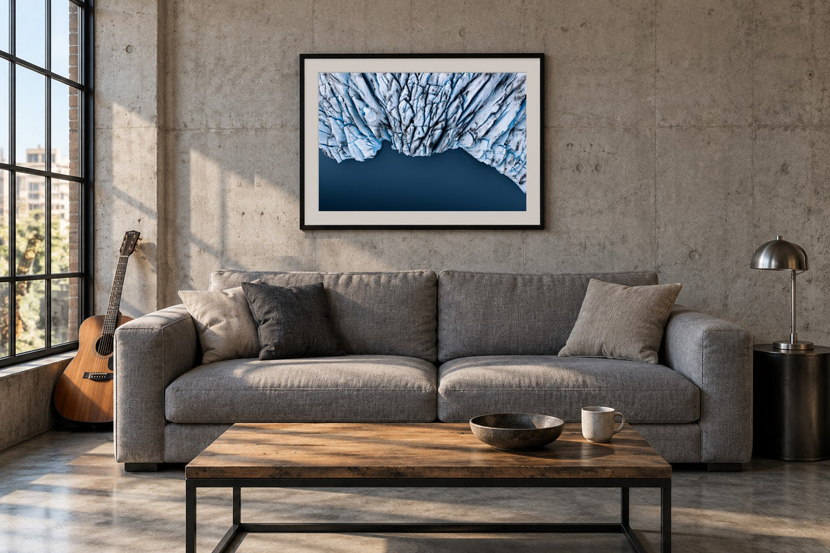 Gletscherwelten als Fine Art Print 120 × 80 cm, Raumansicht Loft. Visualisierung, Rahmen und Passepartout nicht im Lieferumfang.