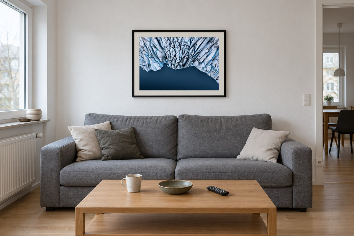 Gletscherwelten als Fine Art Print 60 × 40 cm, Raumansicht Wohnzimmer. Visualisierung, Rahmen und Passepartout nicht im Lieferumfang.