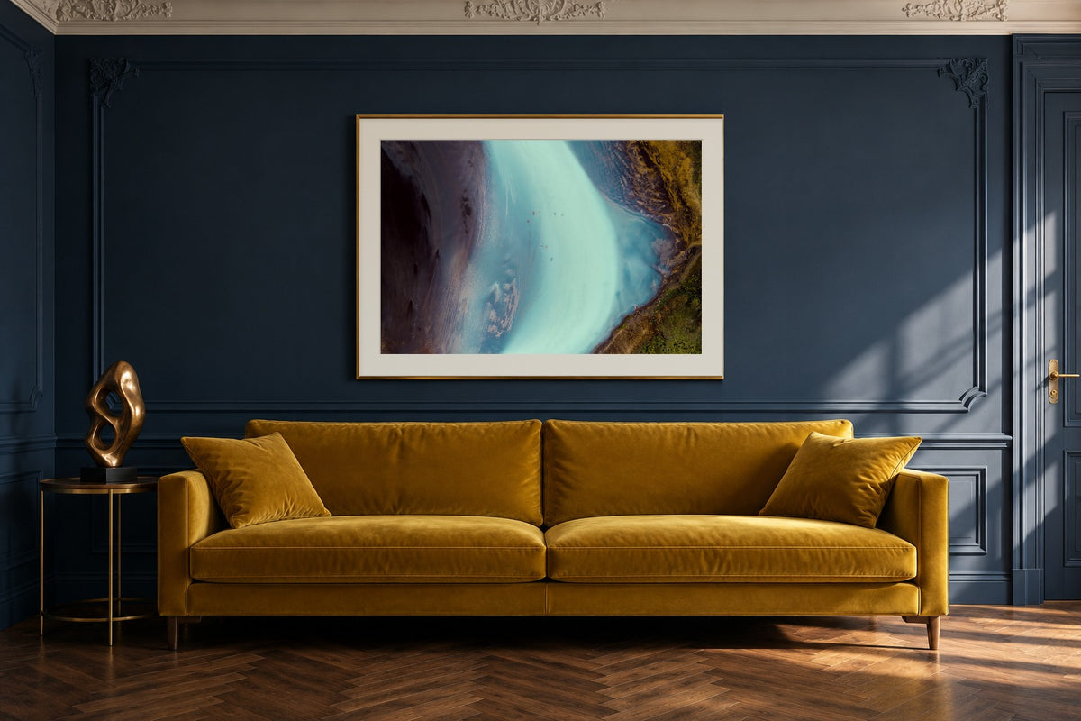 Eiswasser als Fine Art Print 120 × 80 cm, Raumansicht Altbau. Visualisierung, Rahmen und Passepartout nicht im Lieferumfang.
