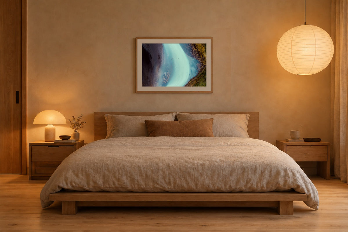 Eiswasser als Fine Art Print 60 × 40 cm, Raumansicht Schlafzimmer. Visualisierung, Rahmen und Passepartout nicht im Lieferumfang.
