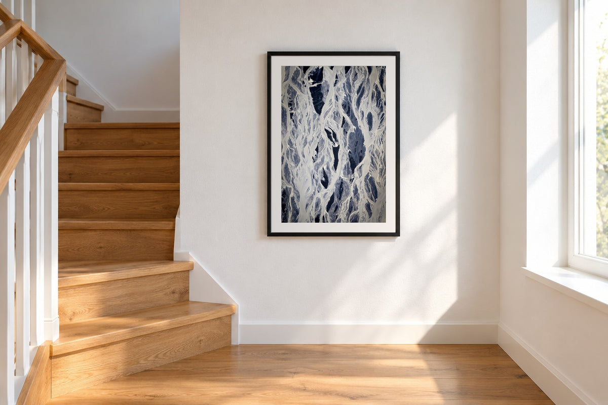 Naturgemälde als Fine Art Print 40 × 60 cm, Raumansicht Treppe. Visualisierung, Rahmen und Passepartout nicht im Lieferumfang.