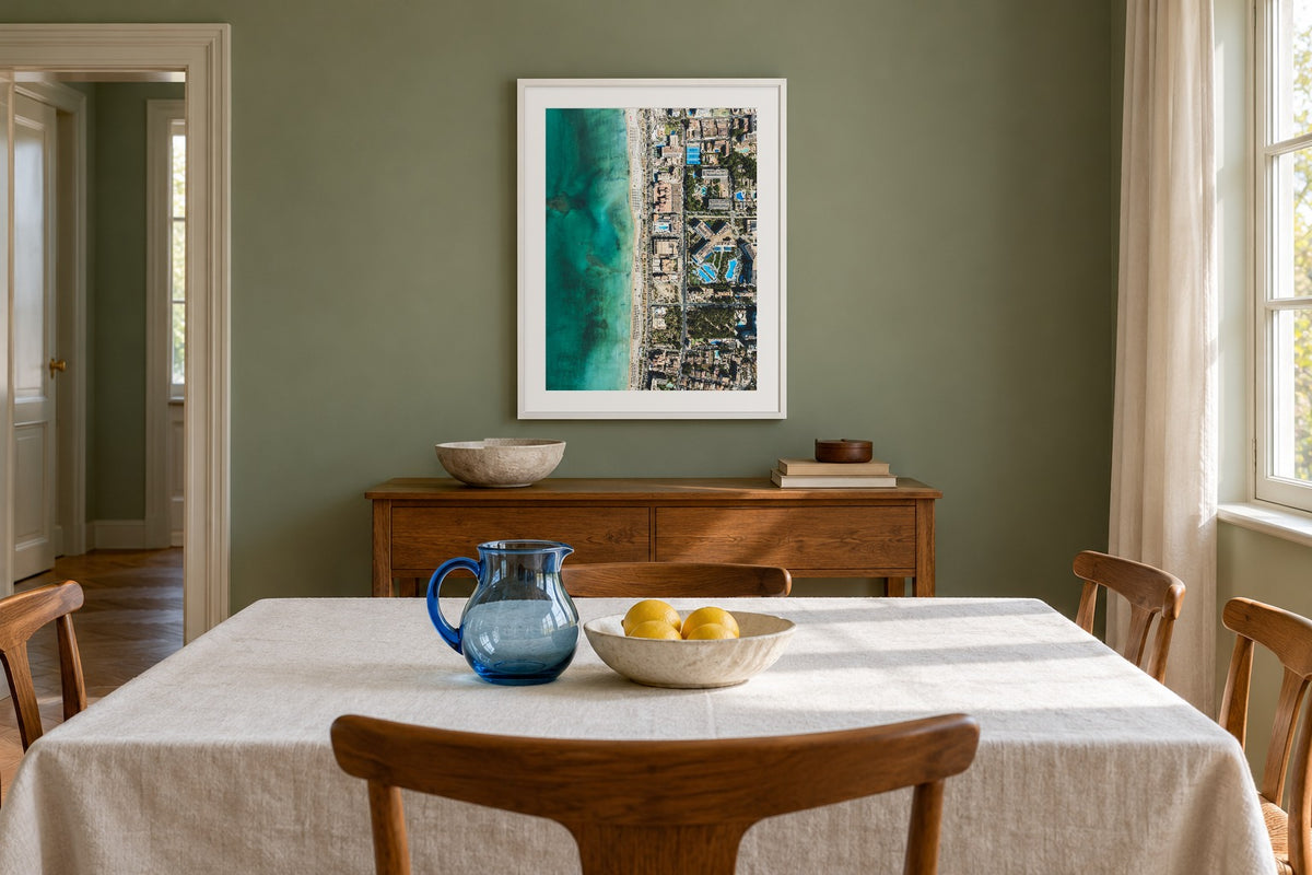Playa als Fine Art Print 45 × 60 cm, Raumansicht Esszimmer. Visualisierung, Rahmen und Passepartout nicht im Lieferumfang.