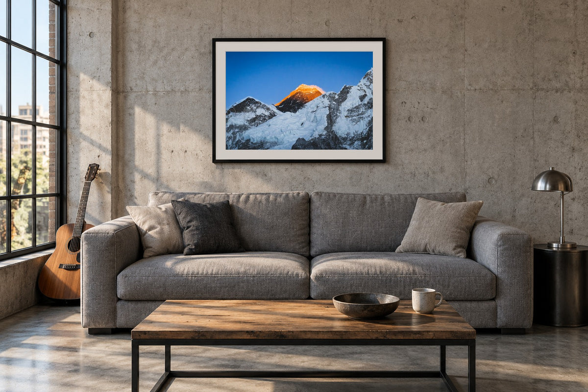 Dach der Welt als Fine Art Print 120 × 80 cm, Raumansicht Loft. Visualisierung, Rahmen und Passepartout nicht im Lieferumfang.
