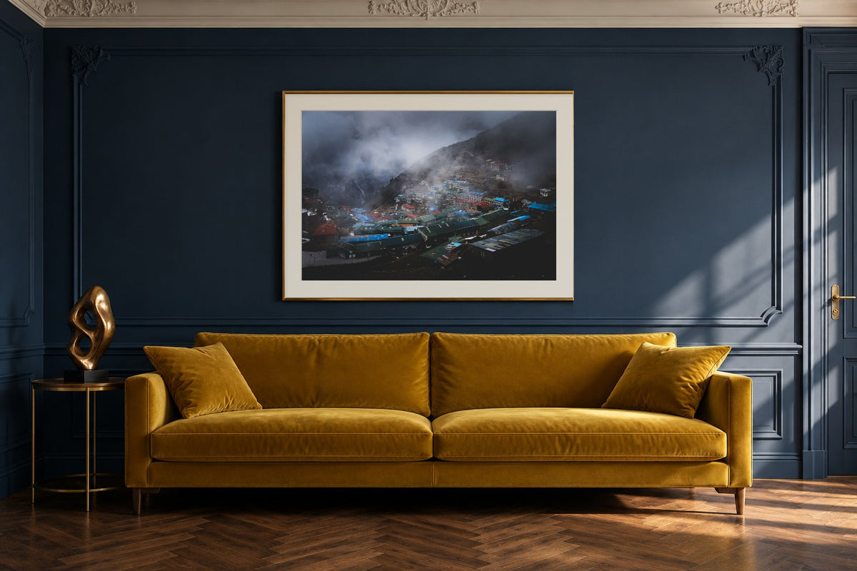 Namche Bazar als Fine Art Print 120 × 80 cm, Raumansicht Altbau. Visualisierung, Rahmen und Passepartout nicht im Lieferumfang.