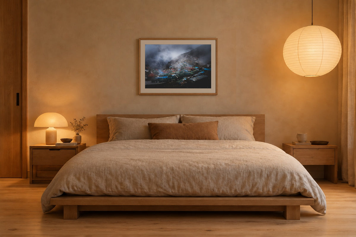 Namche Bazar als Fine Art Print 60 × 40 cm, Raumansicht Schlafzimmer. Visualisierung, Rahmen und Passepartout nicht im Lieferumfang.