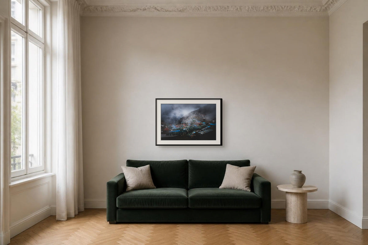 Namche Bazar, Fine-Art-Fotografie, Raumansicht 90 × 60 cm im Altbau