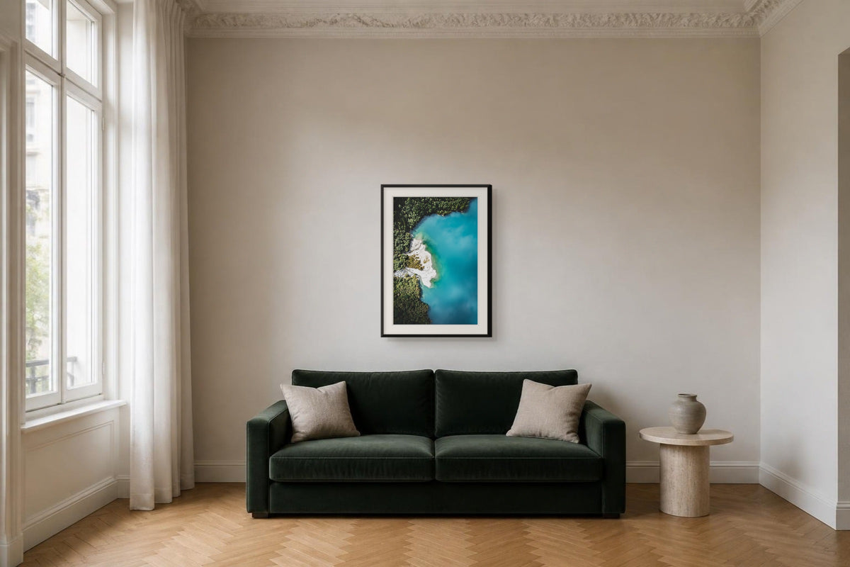 Smaragd, Fine-Art-Fotografie, Raumansicht 60 × 90 cm im Altbau