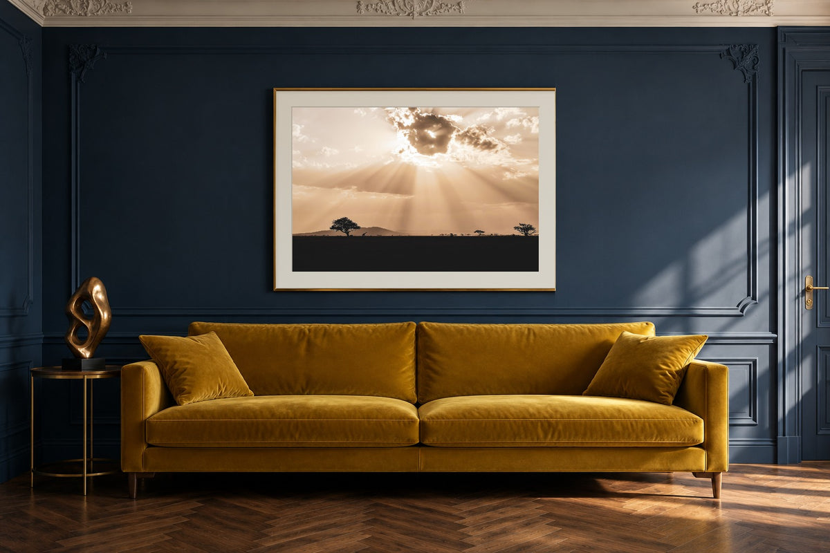 Serengeti als Fine Art Print 120 × 80 cm, Raumansicht Altbau. Visualisierung, Rahmen und Passepartout nicht im Lieferumfang.