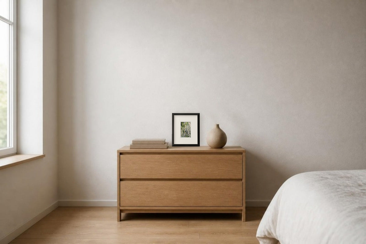 Strukturen, Fine-Art-Fotografie, Raumansicht 10 × 15 cm auf einer Kommode im Schlafzimmer