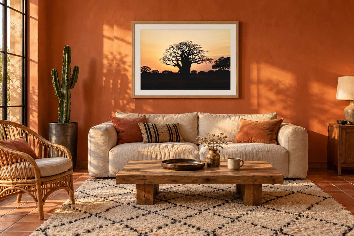 Baobab als Fine Art Print 120 × 80 cm, Raumansicht Wohnzimmer. Visualisierung, Rahmen und Passepartout nicht im Lieferumfang.