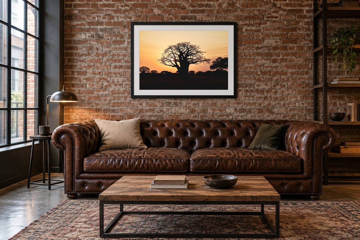 Baobab als Fine Art Print 60 × 40 cm, Raumansicht Loft. Visualisierung, Rahmen und Passepartout nicht im Lieferumfang.