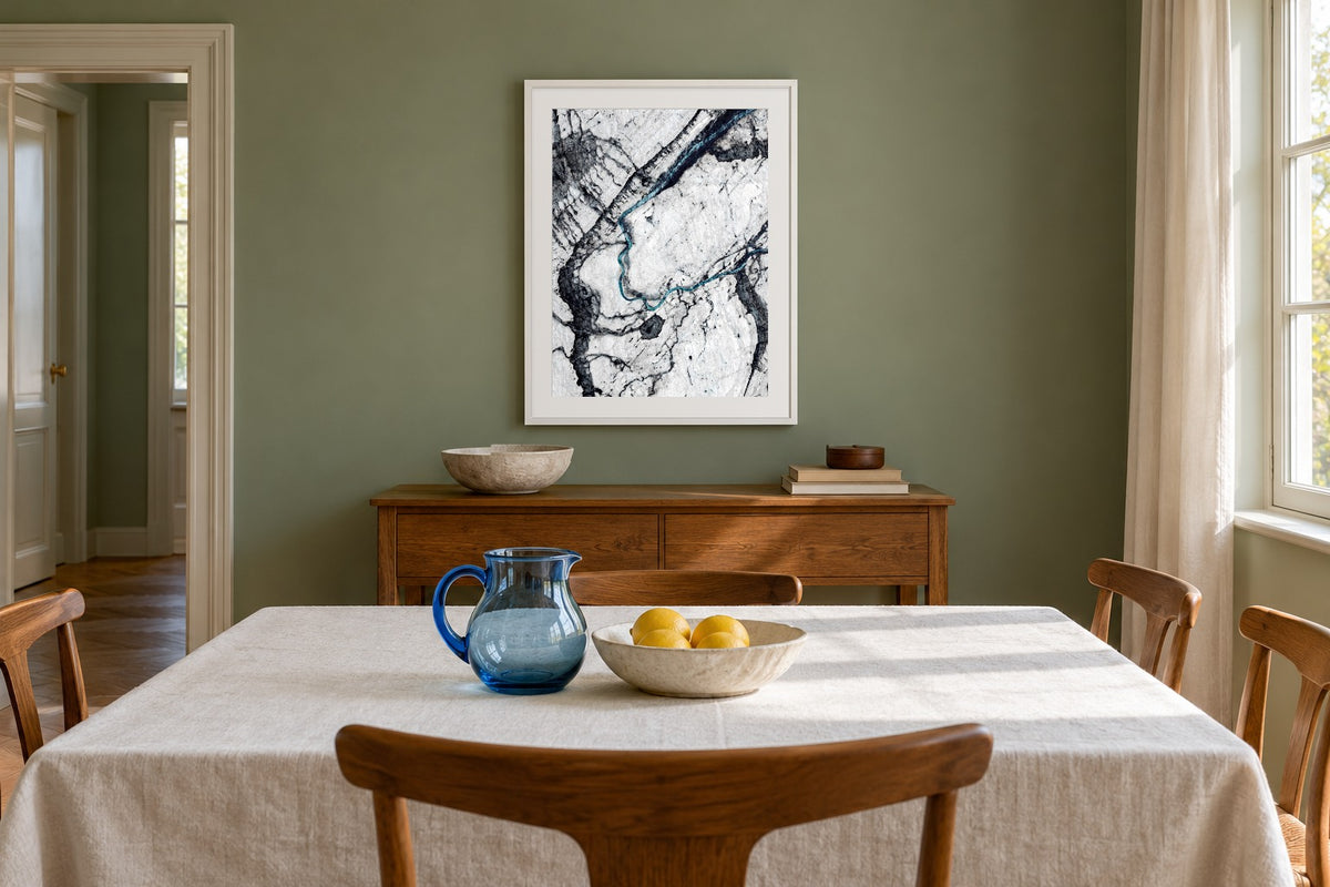 Eisadern als Fine Art Print 45 × 60 cm, Raumansicht Esszimmer. Visualisierung, Rahmen und Passepartout nicht im Lieferumfang.