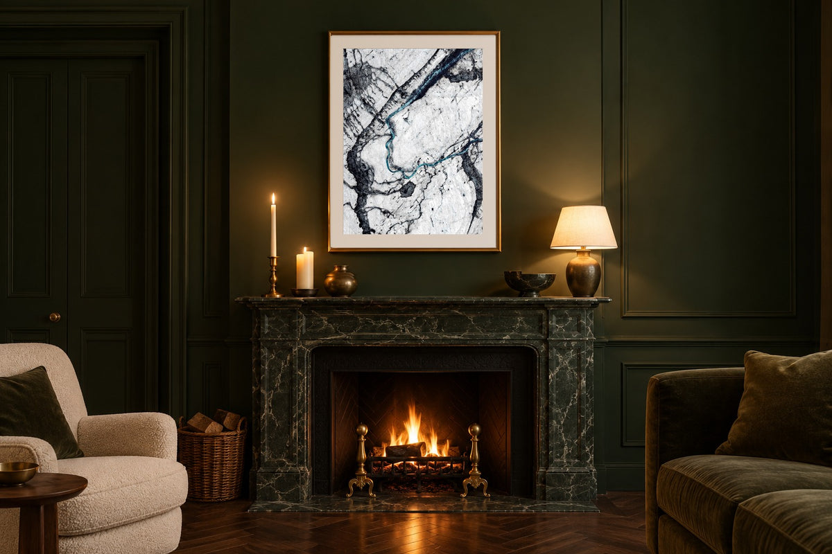 Eisadern als Fine Art Print 75 × 100 cm, Raumansicht Altbau. Visualisierung, Rahmen und Passepartout nicht im Lieferumfang.