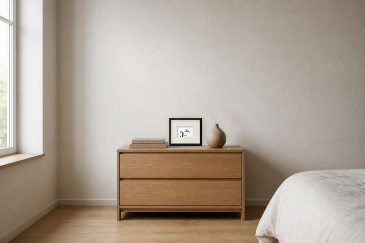 Wächter, Fine-Art-Fotografie, Raumansicht 15 × 10 cm auf einer Kommode im Schlafzimmer