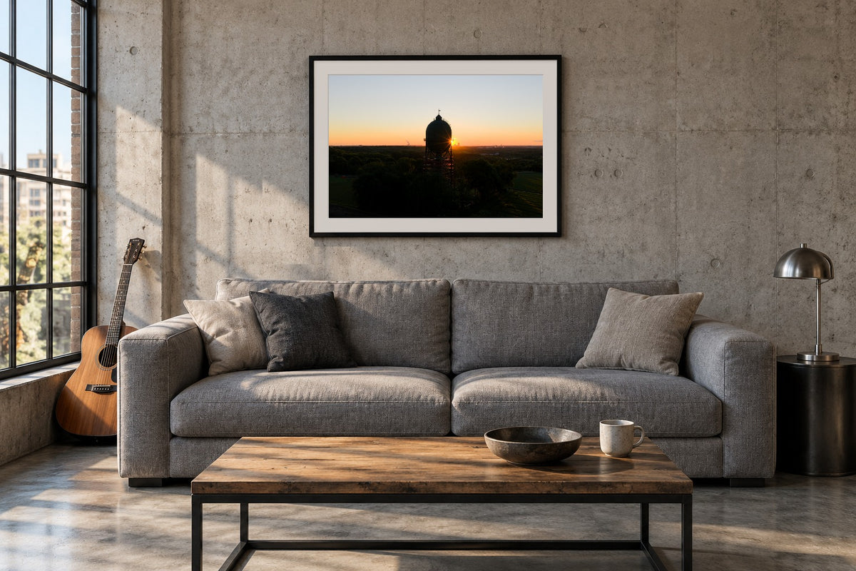 Wasserturm als Fine Art Print 120 × 80 cm, Raumansicht Loft. Visualisierung, Rahmen und Passepartout nicht im Lieferumfang.