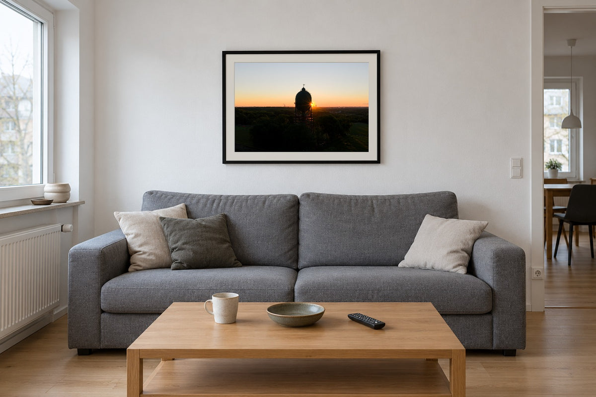 Wasserturm als Fine Art Print 60 × 40 cm, Raumansicht Wohnzimmer. Visualisierung, Rahmen und Passepartout nicht im Lieferumfang.