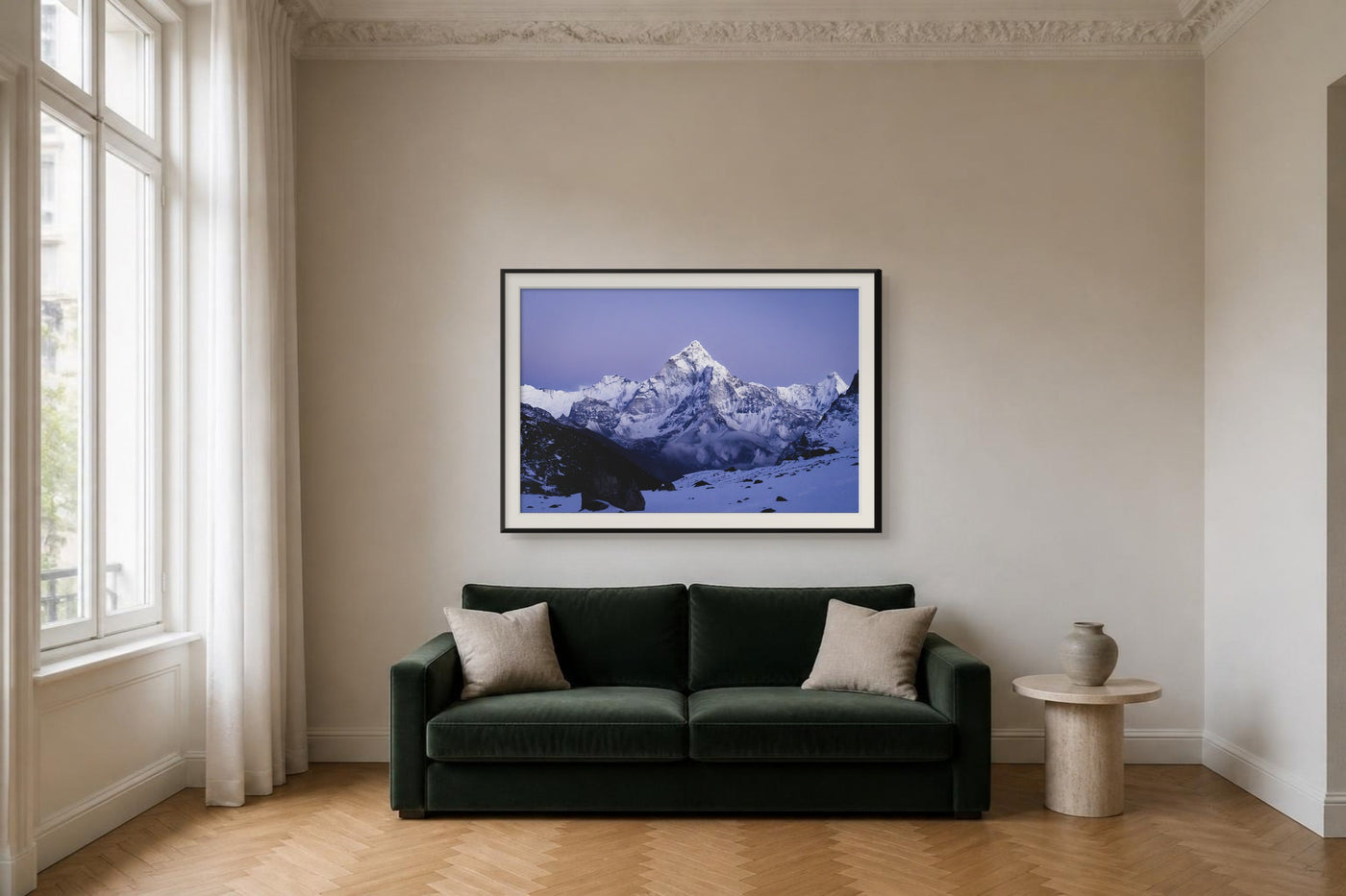 Abendlicht, Ama Dablam im Himalaya, über einer Kommode, Visualisierung