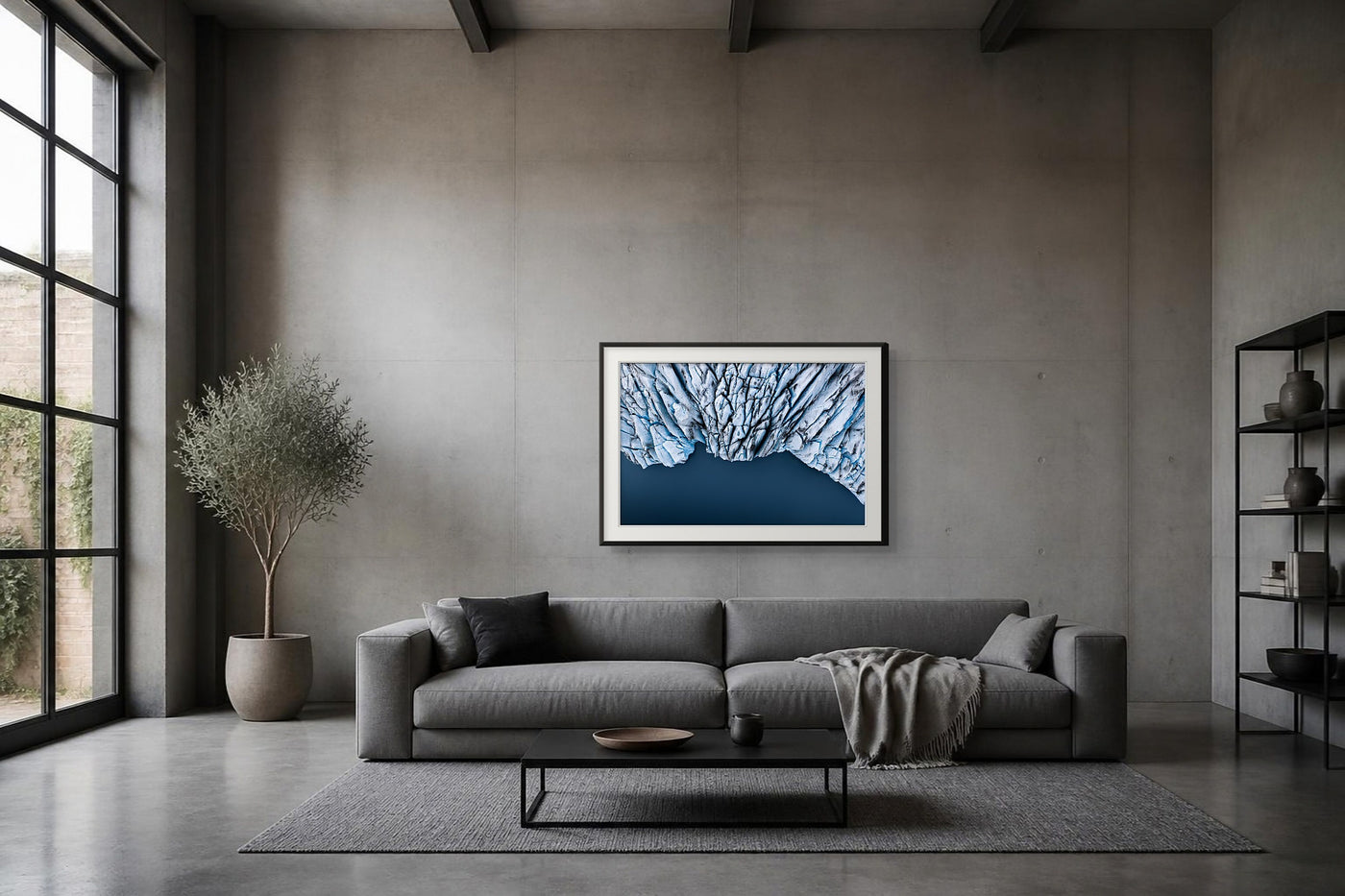 Gletscherwelten als Fine-Art-Print im Loft über einem grauen Sofa